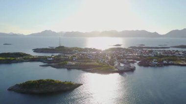 Henningsvaer köyü. Havadan görünümü. Norveç.