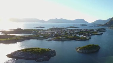 Henningsvaer köyü. Havadan görünümü. Norveç.