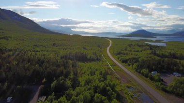 Norveç yol dağlarda. Havadan görünümü