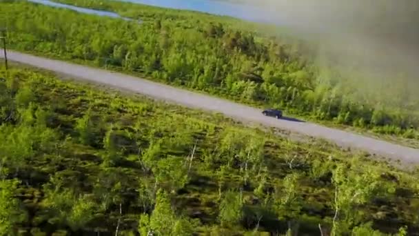 Quase colidir quadrocopter na estrada norueguesa nas montanhas. Vista aérea — Vídeo de Stock