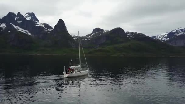 Αεροφωτογραφία του ιστιοπλοϊκό στη Νορβηγία — Αρχείο Βίντεο
