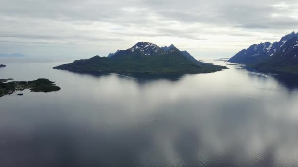 ノルウェー海に山の風景を空撮 — ストック動画