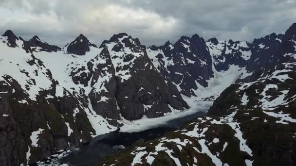 O lago perto de Trollfjord nas Ilhas Lofoten, Noruega — Vídeo de Stock