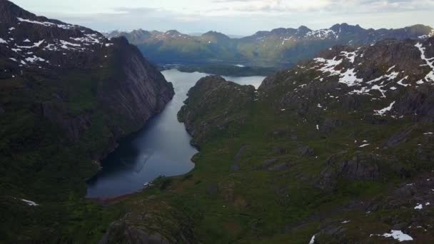 トロル フィヨルド ノルウェー海に山の風景。航空写真ビュー — ストック動画