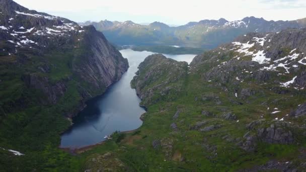 Paisajes de montaña en el mar de Noruega en fiordo de Troll. Vista aérea — Vídeo de stock