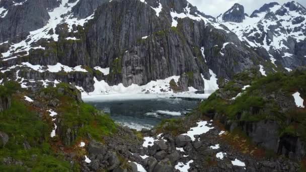 O lago perto de Trollfjord nas Ilhas Lofoten, Noruega — Vídeo de Stock