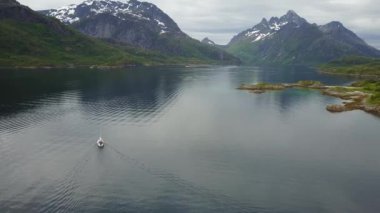 Havadan görünümü dağ manzara Norveç Denizi üzerinde