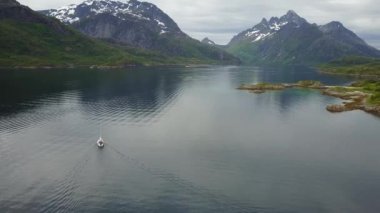 Havadan görünümü dağ manzara Norveç Denizi üzerinde