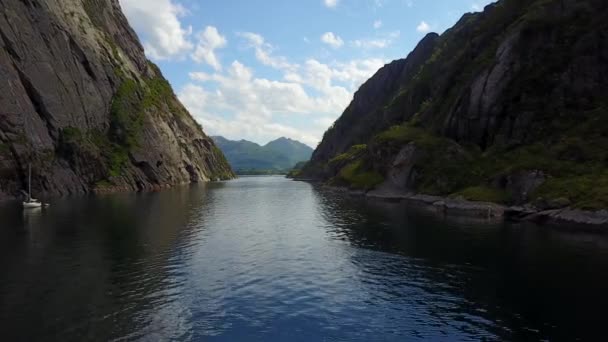 Żeglarstwo w Troll fjord. Widok z lotu ptaka — Wideo stockowe