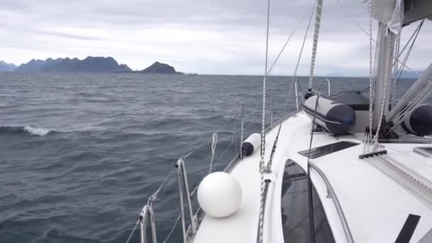 Navegando em um iate na Noruega — Vídeo de Stock