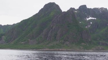 Dağ manzara Norveç Denizi üzerinde