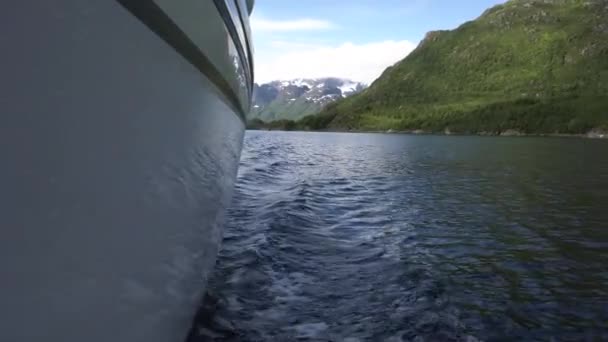 Navegando em um iate na Noruega — Vídeo de Stock