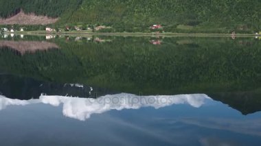 Bir dağ manzarası denize yansıması