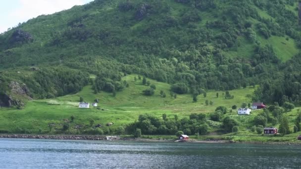 Berglandschaften am norwegischen Meer — Stockvideo