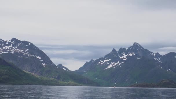 Bergslandskap på norska havet — Stockvideo