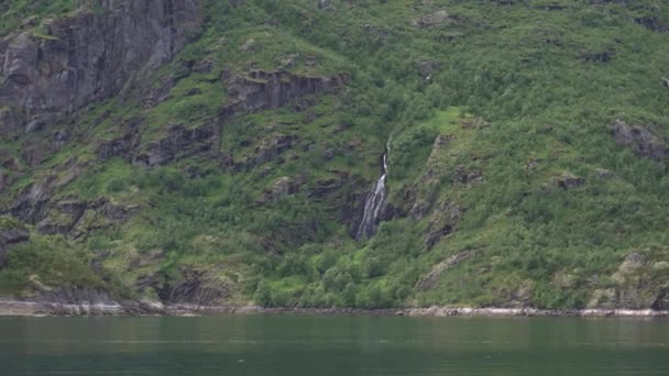 Wasserfall auf Fels in der norwegischen See im Trollfjord — Stockvideo