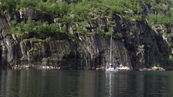Горные пейзажи на Норвежском море во фьорде троллей — стоковое видео