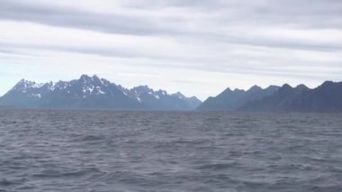 Dağ manzara Norveç Denizi üzerinde