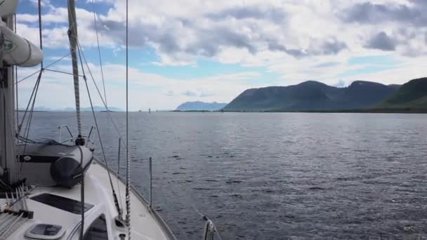 Naviguer sur un yacht en Norvège — Video