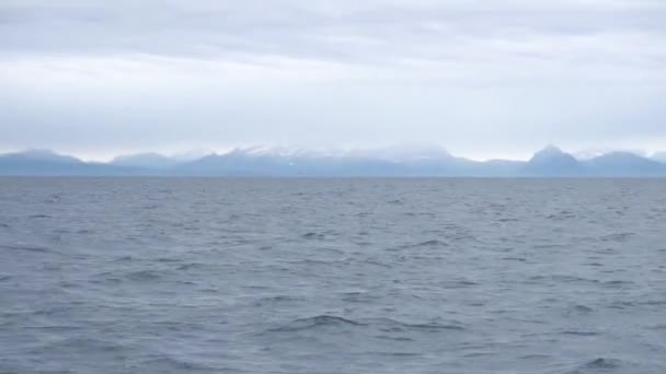 Paisajes de montaña en el Mar de Noruega — Vídeo de stock