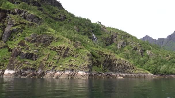 Водопад на скале в Норвежском море во фьорде троллей — стоковое видео