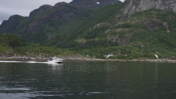 Paisajes de montaña en el Mar de Noruega — Vídeo de stock