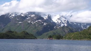 Dağ manzara Norveç Denizi üzerinde