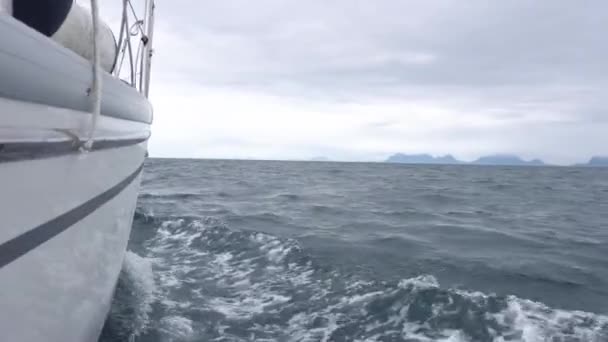 Navegar un yate en Noruega — Vídeo de stock