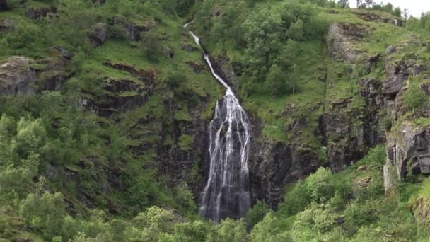 Водоспад на скелі в Норвезьке море в троль фіорд — стокове відео