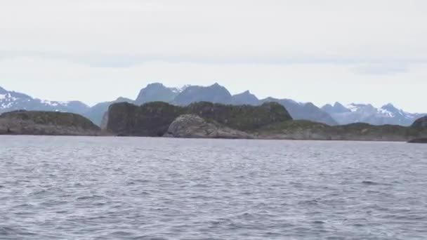 Berglandschappen op de Noorse zee — Stockvideo