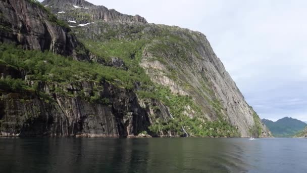 Cascade sur roche dans la mer de Norvège dans le fjord Troll — Video