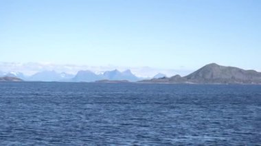 Dağ manzara Norveç Denizi üzerinde