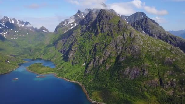 Вид с воздуха на горные ландшафты Норвежского моря — стоковое видео