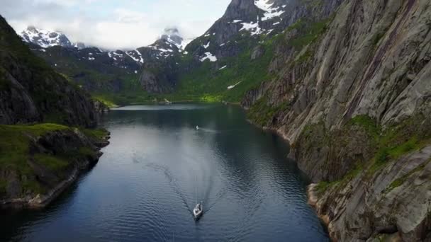 Jachting v Troll fjordu. Letecký pohled — Stock video