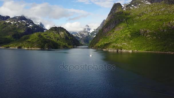Vitorlázás a Troll fjord. Légifelvételek — Stock videók