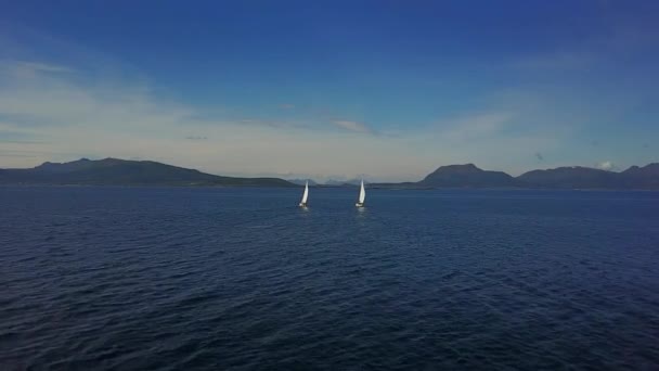 Vista aérea do iate à vela na Noruega — Vídeo de Stock