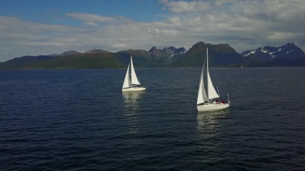 Vista aérea del velero en Noruega — Vídeos de Stock