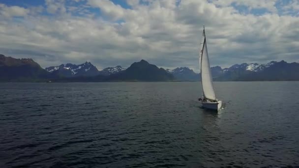 Вид с воздуха на парусную яхту в Норвегии — стоковое видео