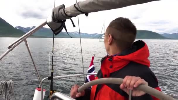 Paisagens montanhosas no mar da Noruega — Vídeo de Stock
