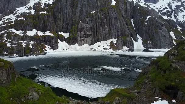 O lago perto de Trollfjord nas Ilhas Lofoten, Noruega — Vídeo de Stock