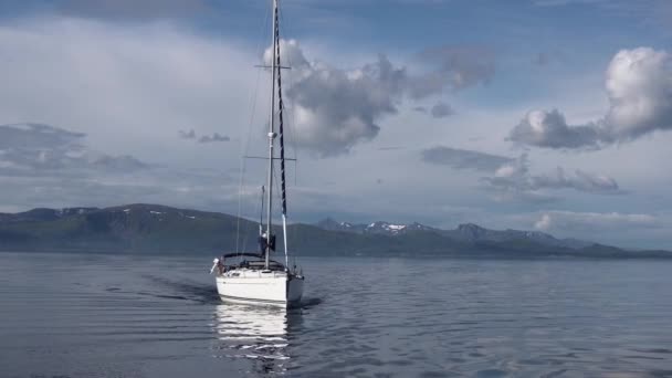 Navegar un yate en Noruega — Vídeo de stock