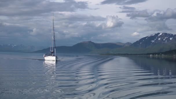 Plavba jachtě v Norsku — Stock video