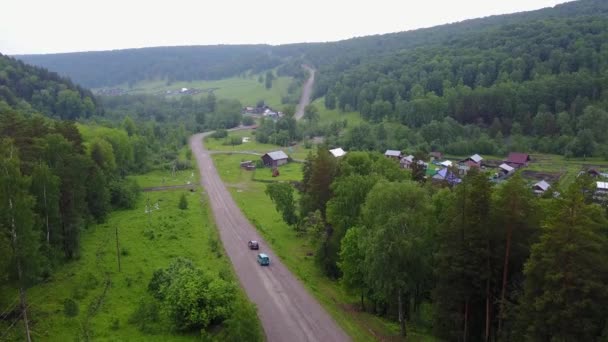 Вид с воздуха на сельскую местность России в дождливую погоду — стоковое видео