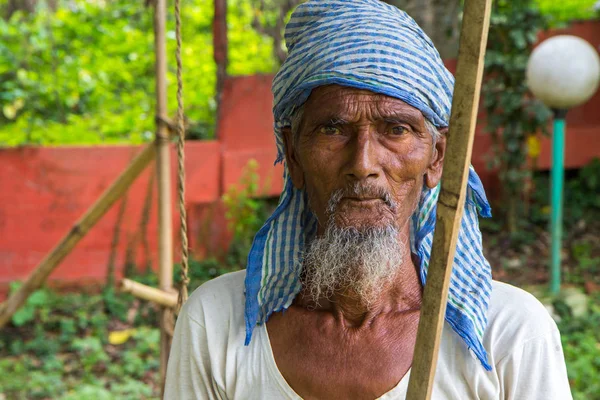 2013 06, Indien, Guwahati: närbild porträtt av en indiska gamla mannen på gatan. — Stockfoto