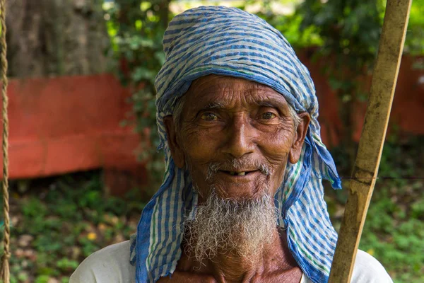 2013 06, Hindistan, Guwahati: yakın bir Hint eski sokakta adam portresi.