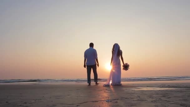 Os amantes se casaram na Índia. Caminhe na praia — Vídeo de Stock