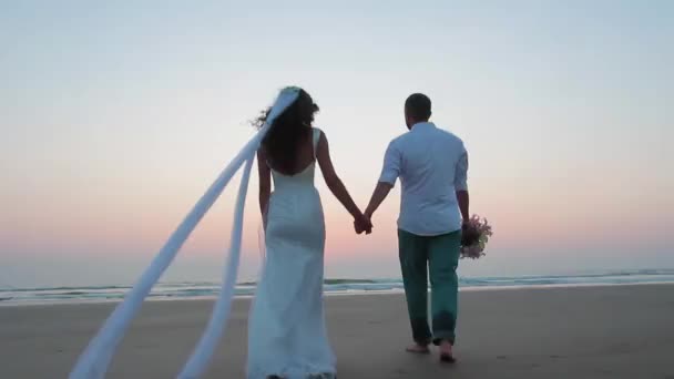 Los amantes se casaron en la India. Caminar por la playa — Vídeo de stock