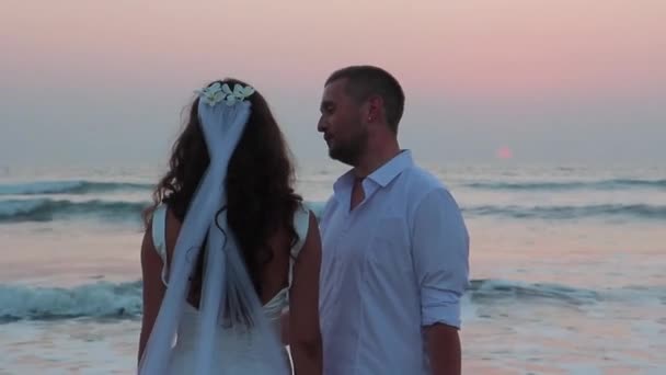 Os amantes se casaram na Índia. Caminhe na praia — Vídeo de Stock