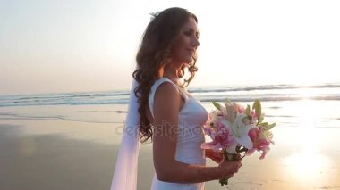 Aşık Hindistan'da evlendiler. Sahilde yürümek