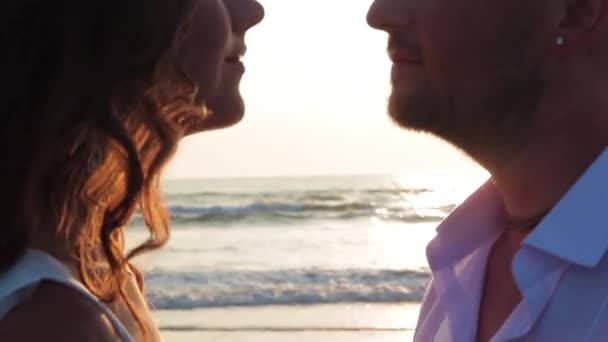 Szerelmesek voltak házasok, Indiában. Séta a tengerparton — Stock videók